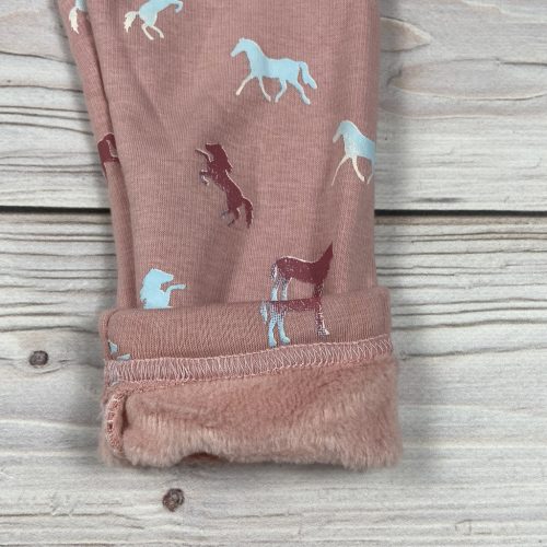 Púder színű, szőrmésen bélelt kislány nadrág- lovas motívumokkal