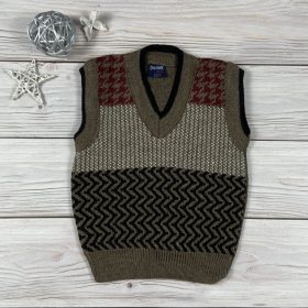 Barna mintás belebújós kisfiú kötött mellény