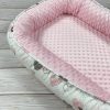 Szívecskés mintájú minky kislány babafészek