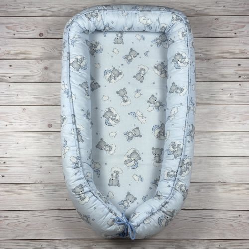 XL méretű macis mintájú, halványkék színű kisfiú babafészek