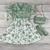 Zöld virágmintás kislány ruha fodros ujjakkal, övvel és táskával