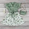 Zöld virágmintás kislány ruha fodros ujjakkal, övvel és táskával